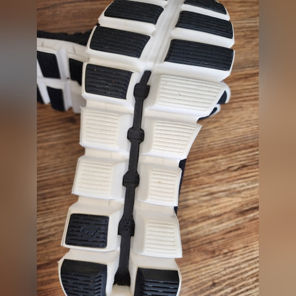 Size 10 - Women's On Cloud 5 Black/White - Picture 4 of 12